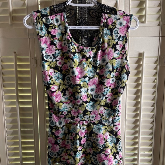 Floral top with black lace back - Picture 1 of 2